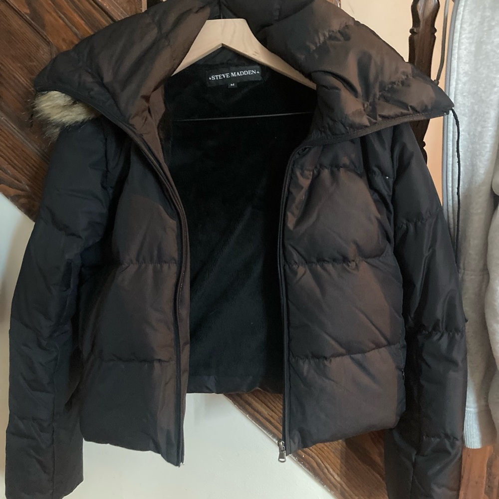 Cropped puffer jacket in black with fur hood - size Medium